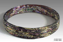 Horizontally ribbed glass bracelet