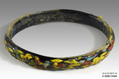 Glass bracelet with crumb decoration