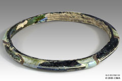 Glass bracelet with banded decoration