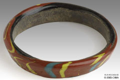 Glass bracelet with trailed decoration
